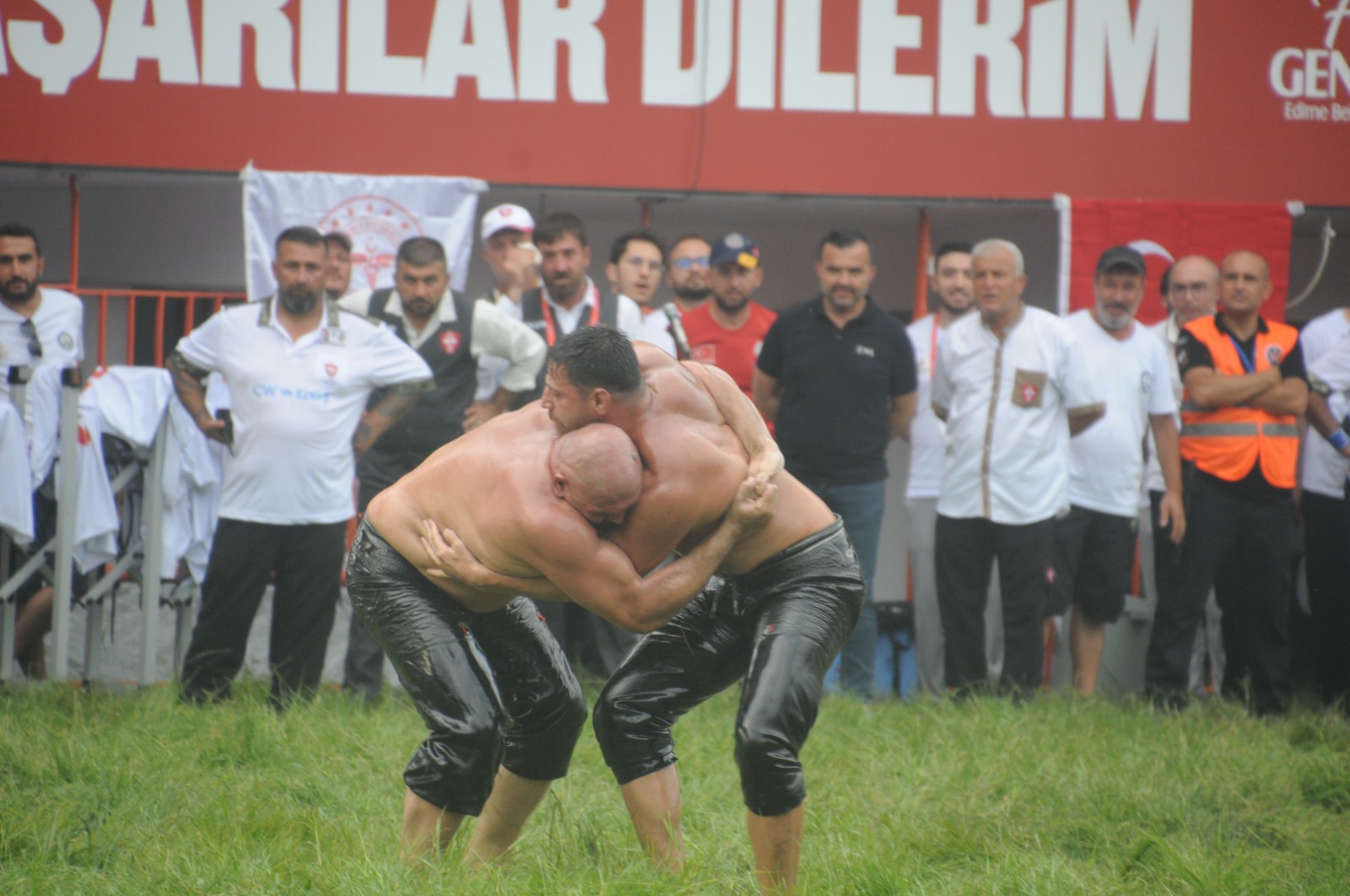 664. Tarihi Kırkpınar Yağlı Güreşleri’nde nefesler tutuldu; er meydanında çeyrek finale yükselmek için saat 12.30’da kol bağlayacak son 32 başpehlivan belli oldu.